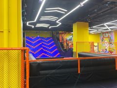 -爱蹦iBOON蹦床运动馆(江汉店)