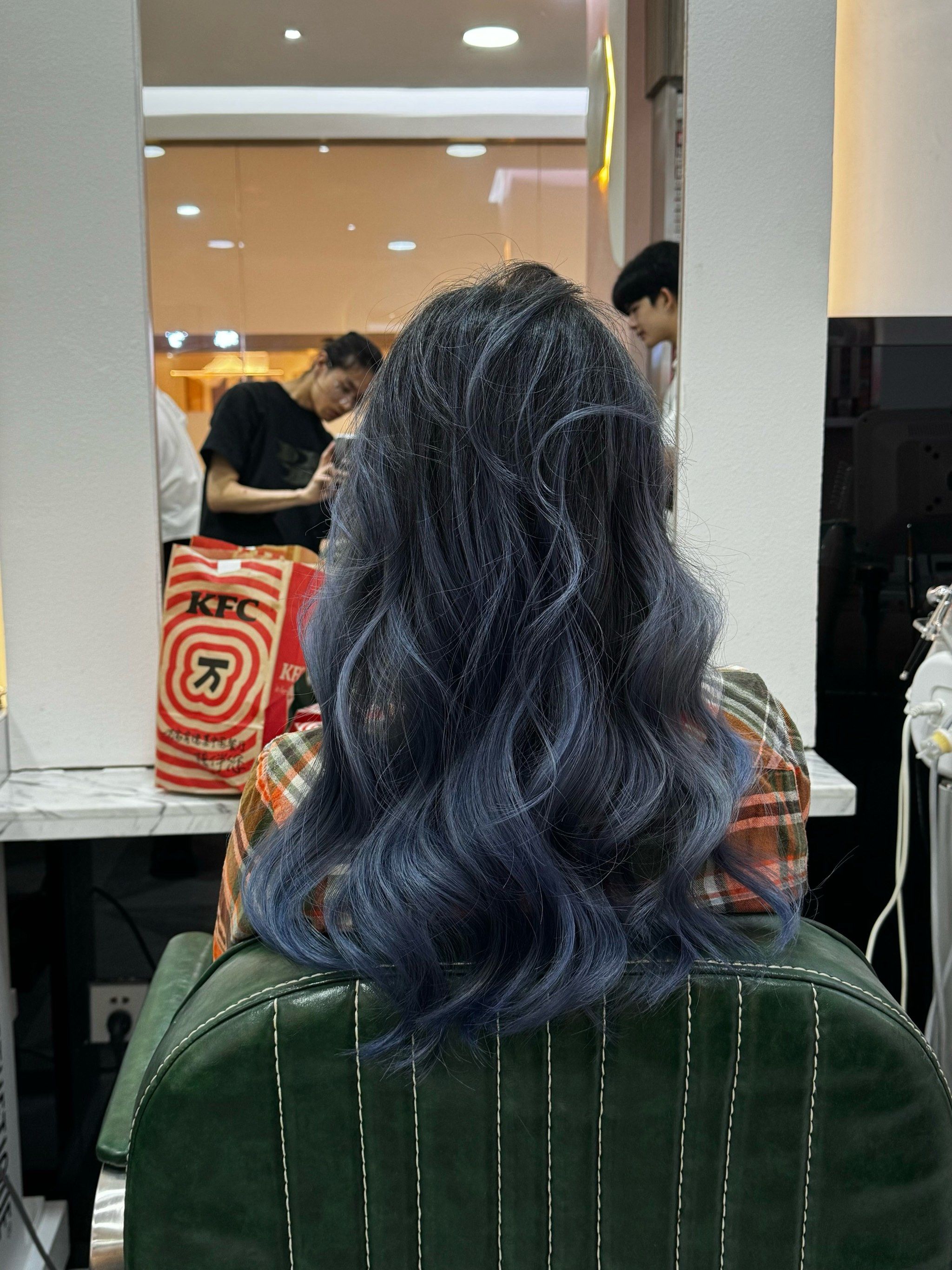 流行雾霾蓝渐变染发