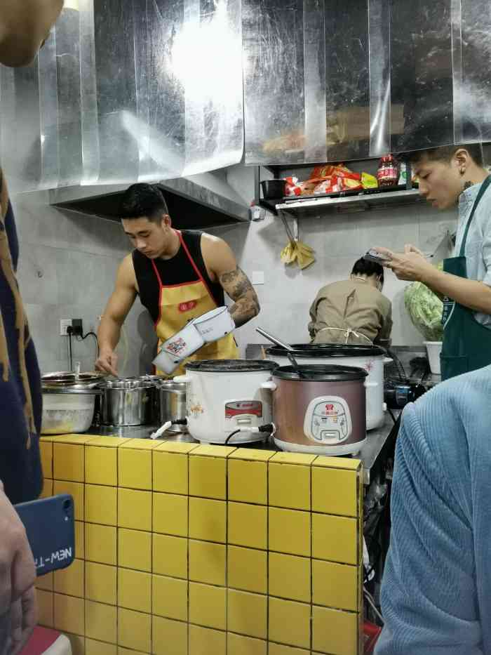 袁崽儿盅盅面(较场坝店)-"是之前在那条路另一家吃饭的时候,食客接电.