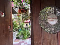 -Cuc Gach Quan Restaurant