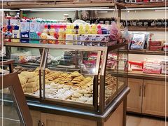 面包甜点陈列柜-玛尔哈巴·塔塔尔糕点(华侨小区店)