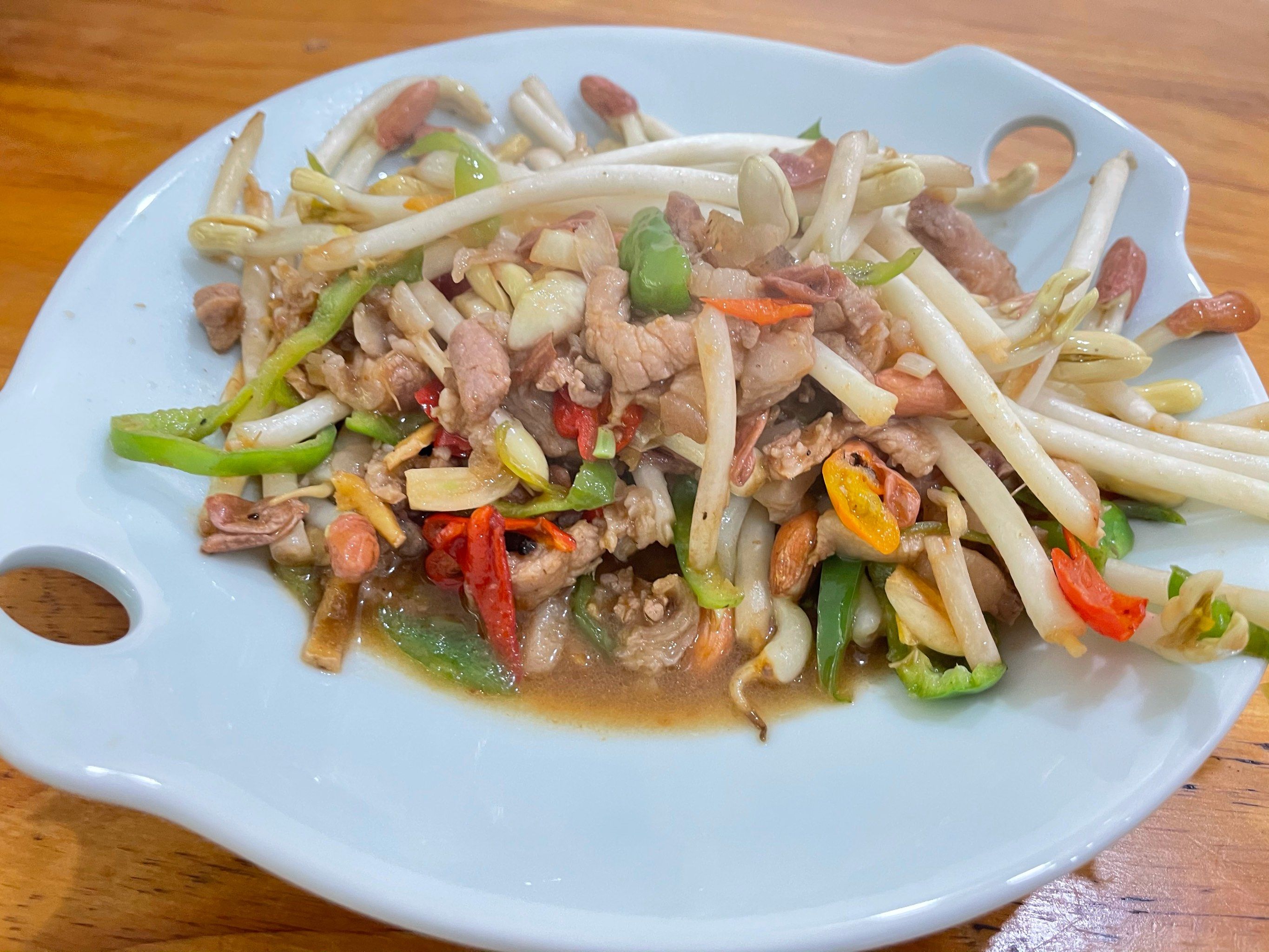 黑毛猪肉丝辣椒炒花生苗