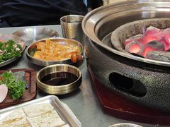 -围炉肉舍•炭烤活鳗•丹东海鲜烤肉(步行街店)