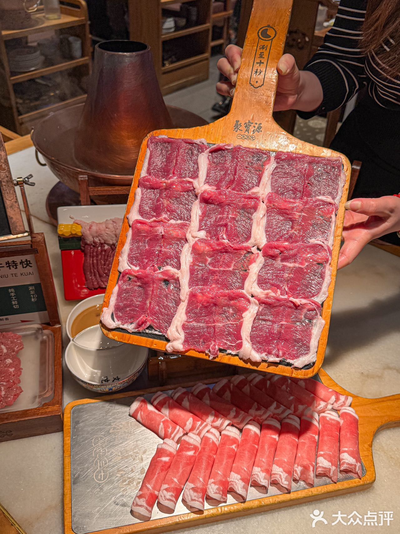 一口沦陷！这家店涮肉香到跺jio！