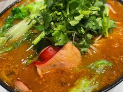 招牌炸酱酸辣米线-肥汁米蘭香港米线(长宁来福士店)