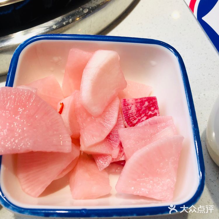 在红油锅底里煮过以后，多了一分泡椒味