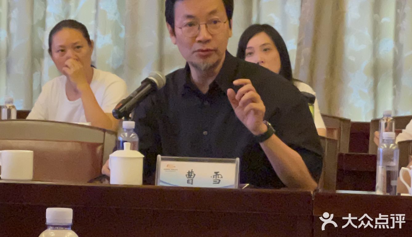 热度与2022冬奥会吉祥物设计者曹雪教授合影