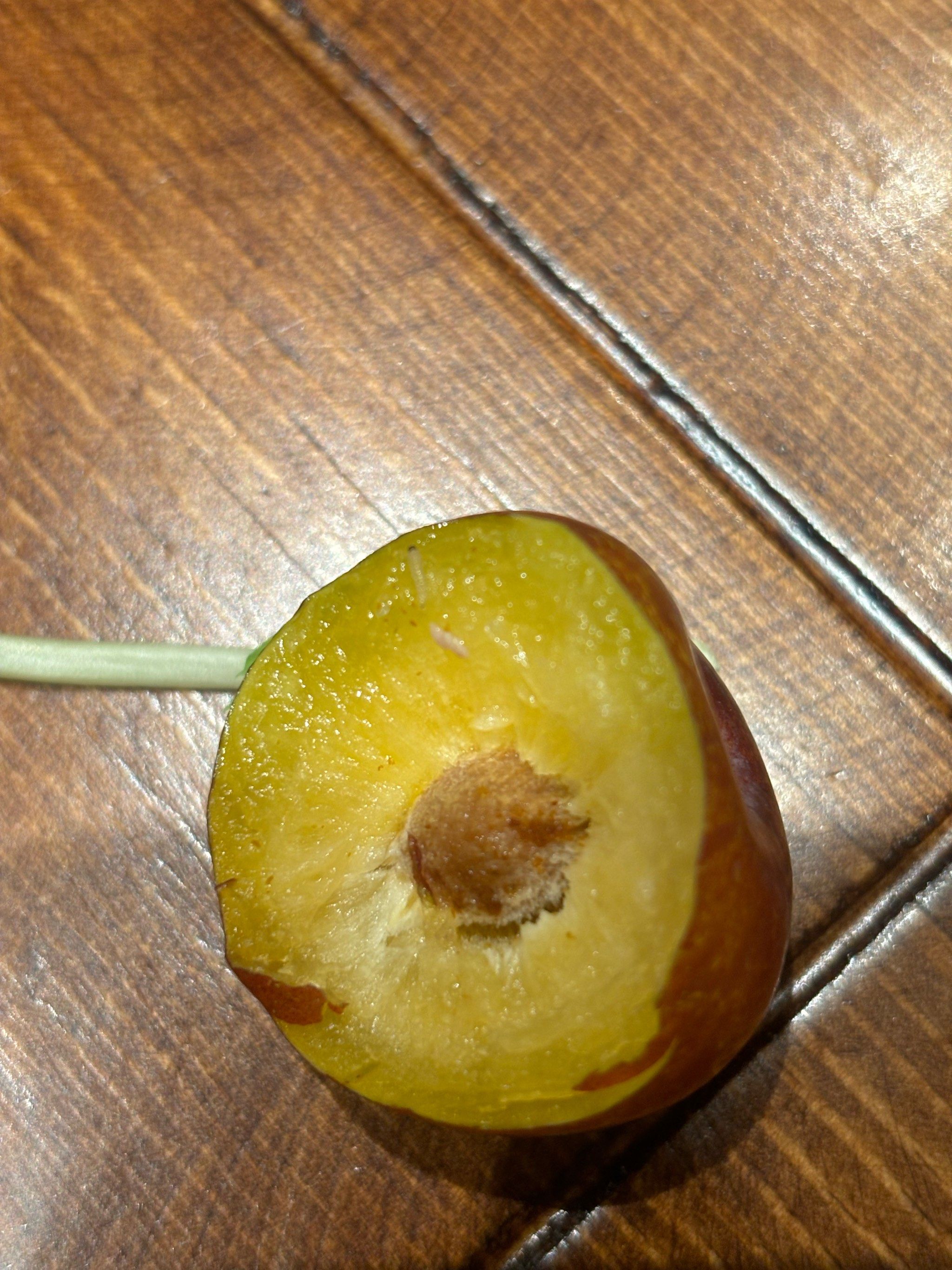 体检一般,食材不新鲜,随便夹了个李子就吃