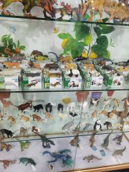 -逝水玩具折扣店
