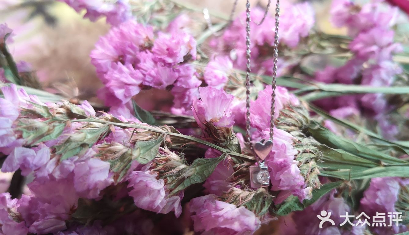 有次路过菜百，看到人挺多