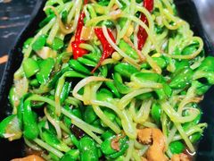 豌豆苗炒猪肉-天发长铁锅炖(王秀村店)