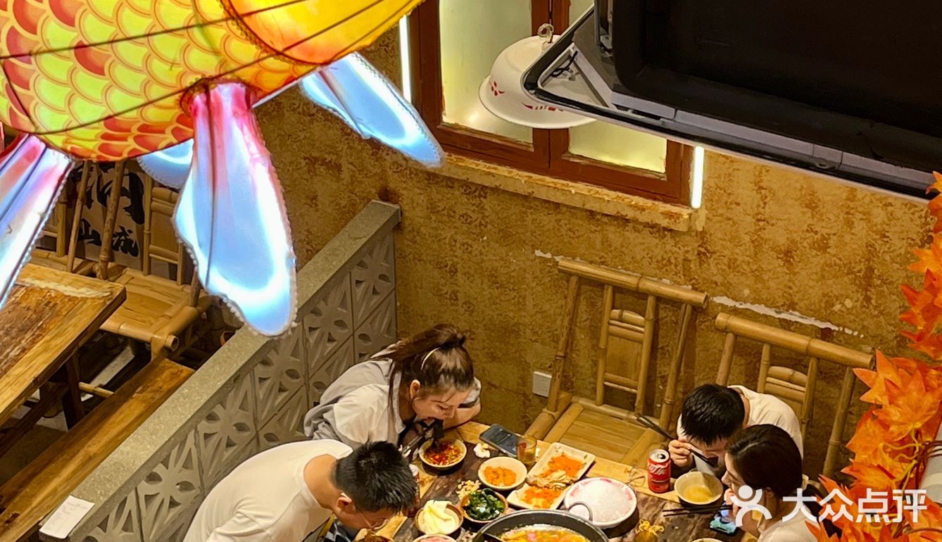 成都！老外冒雨来吃的社区火锅！现切牛肉9.9