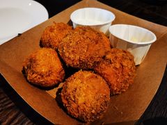 炸手撕猪肉球-瑞食酒馆 La Taverne Suisse