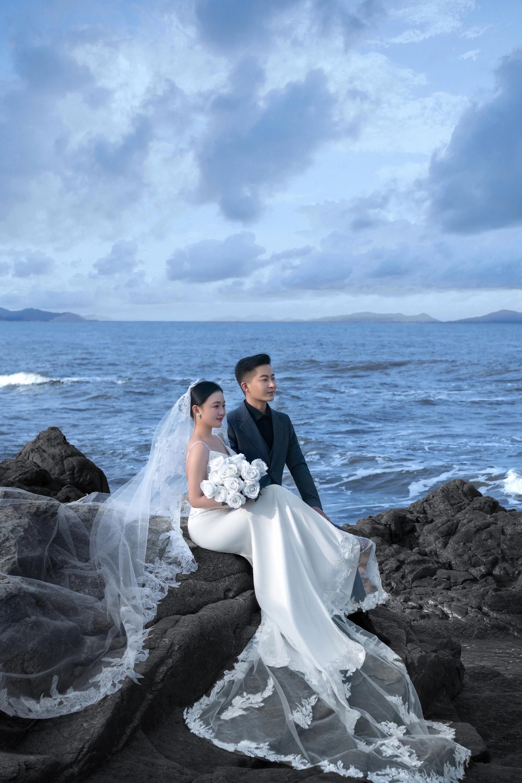 日照海边礁石婚纱照