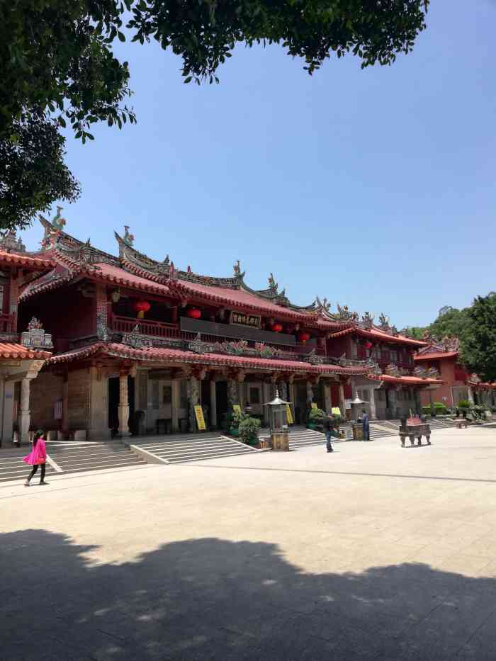 在慈济祖宫大门旁边停着不少小单车