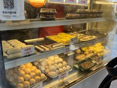 面包甜点陈列柜-许阿姨糕团店(南京总店)