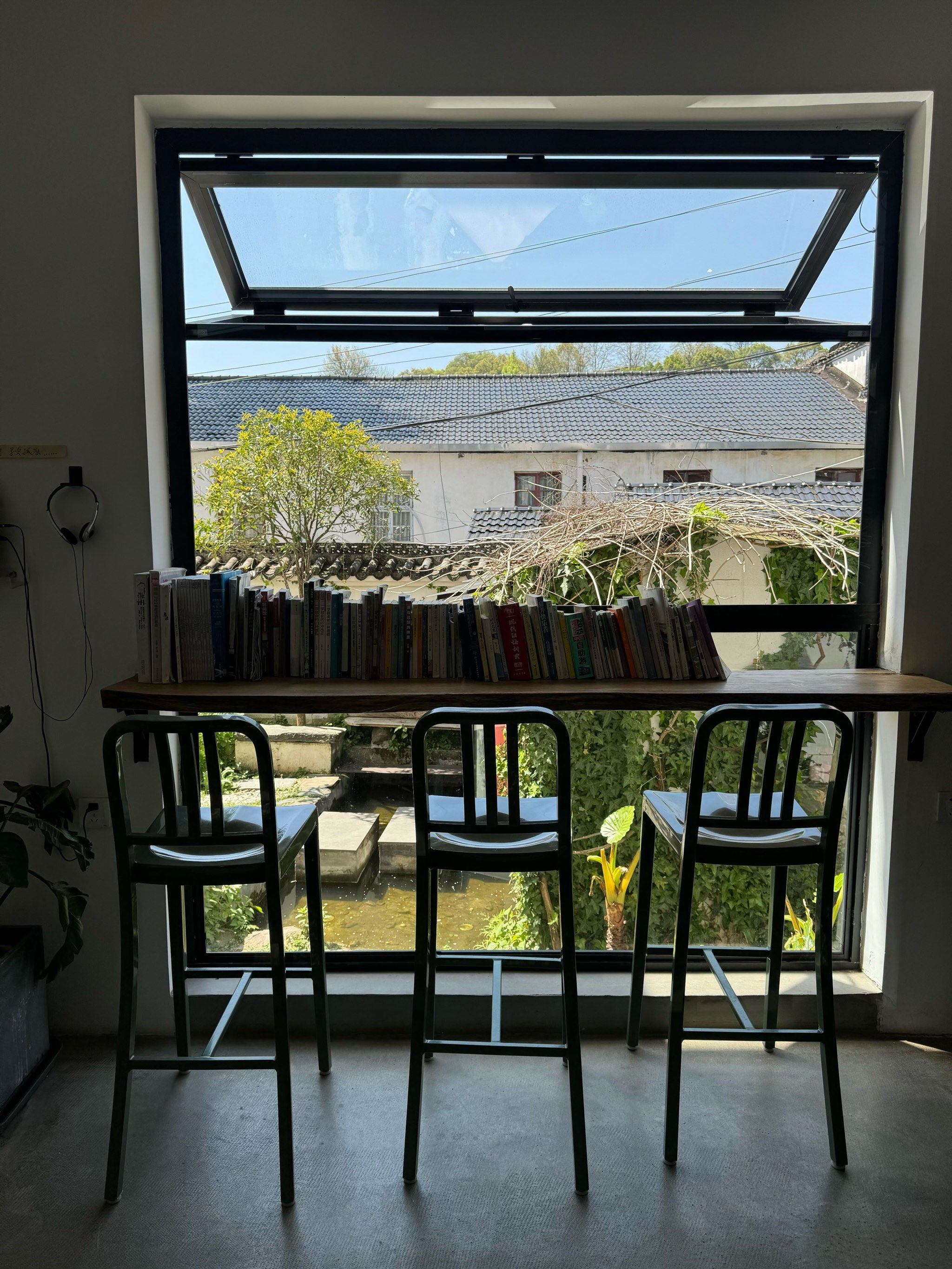 开在水库旁边的民宿咖啡馆