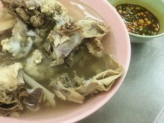 与很多骨头的鸡汤-红大哥水门鸡饭(總店)