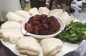 Braised Pork in Lotus Leaf Bun