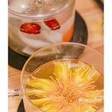 过分了！这家素菜火锅店会给仙女送花花，怎么这么加分🌷