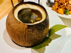 原汁椰子炖乌鸡-汤城小厨•粤菜•靓汤(金宝街店)