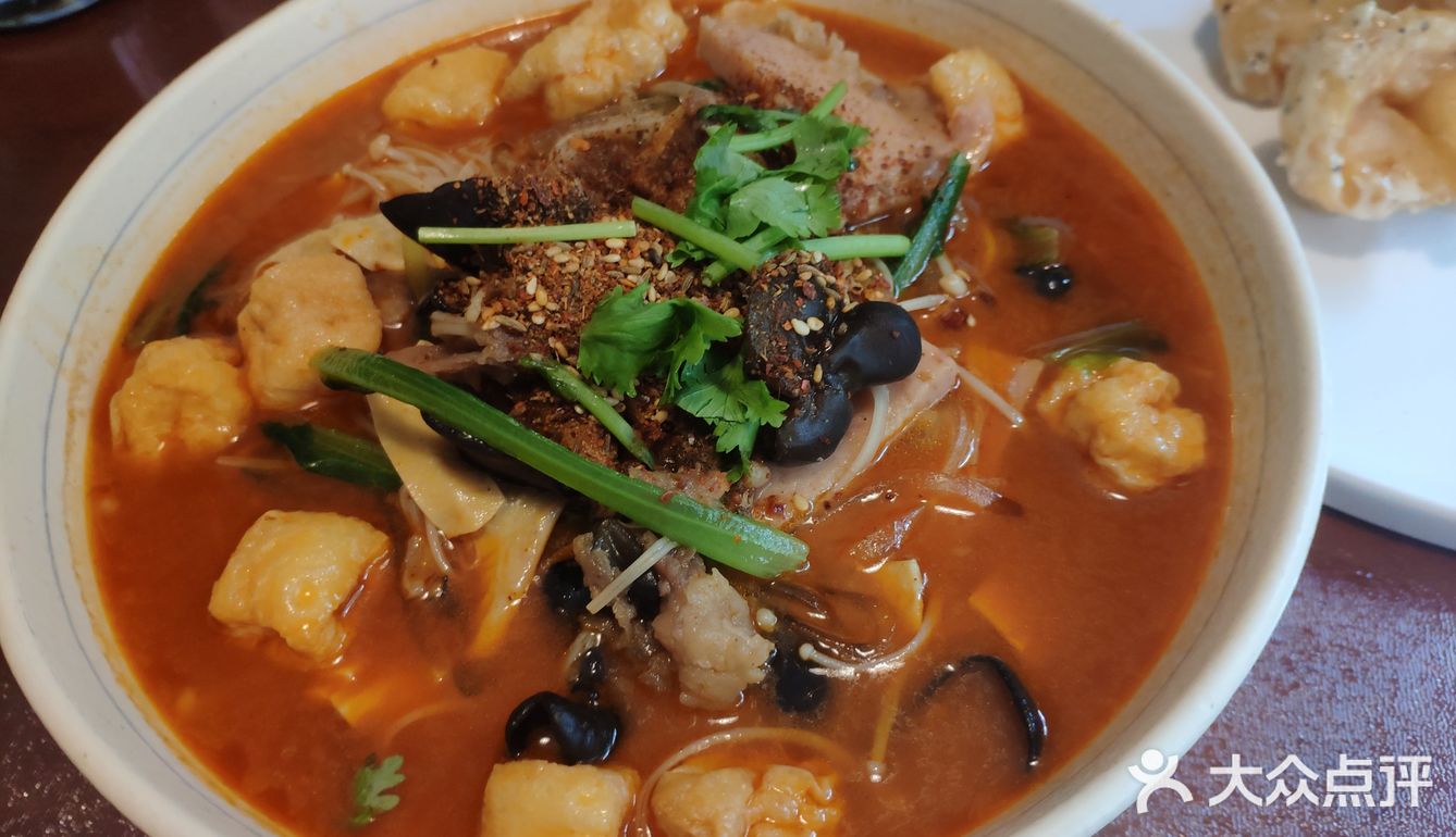 小牛肉，麻辣烫和牛河 豆腐嫩嫩的，蟹黄味很重