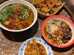 -爆炸头阿姨小四川正宗川味小吃(无任何分店)