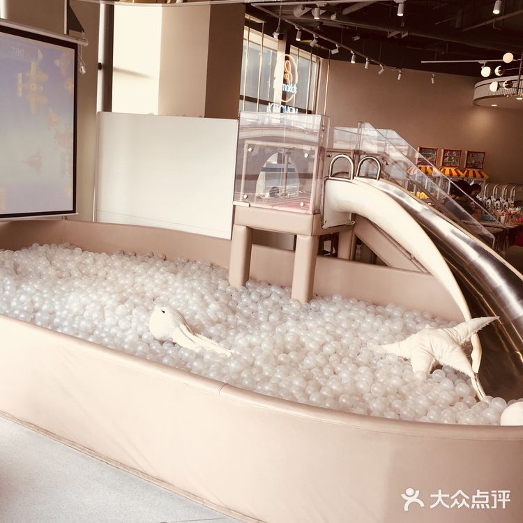 位于伊势丹百货八层的Mamakids亲子餐厅～辣妈遛