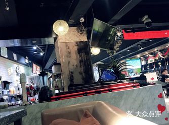在东方之珠楼下的店，一进门二楼是理发店一楼是奶茶彩票