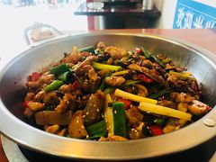 -泡山椒干锅肥肠鸡