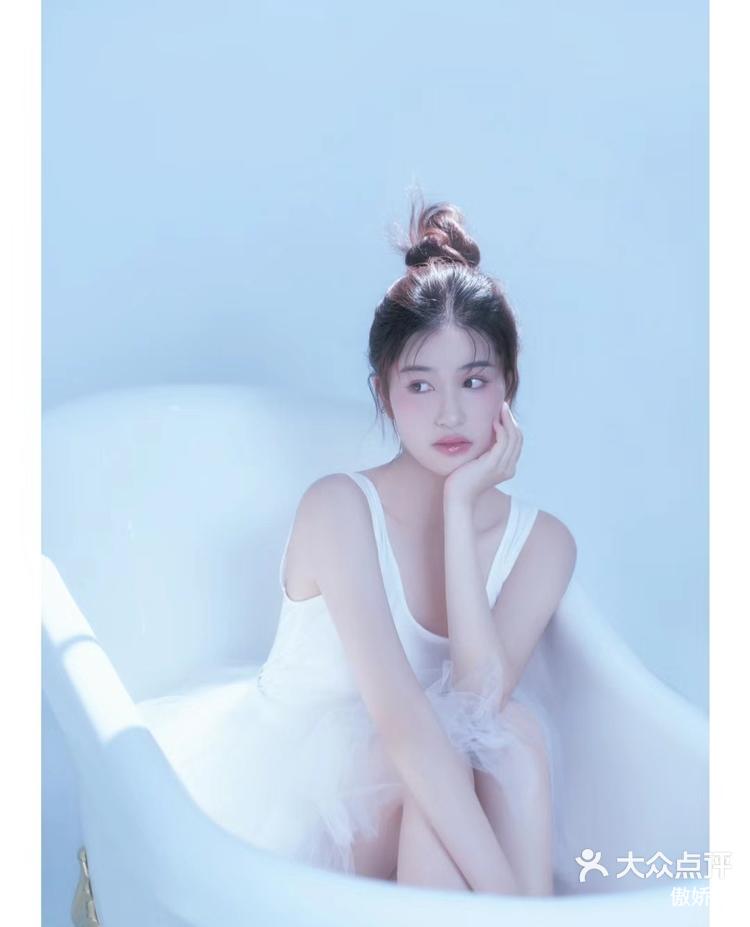 巨美巨出片的浴缸少女