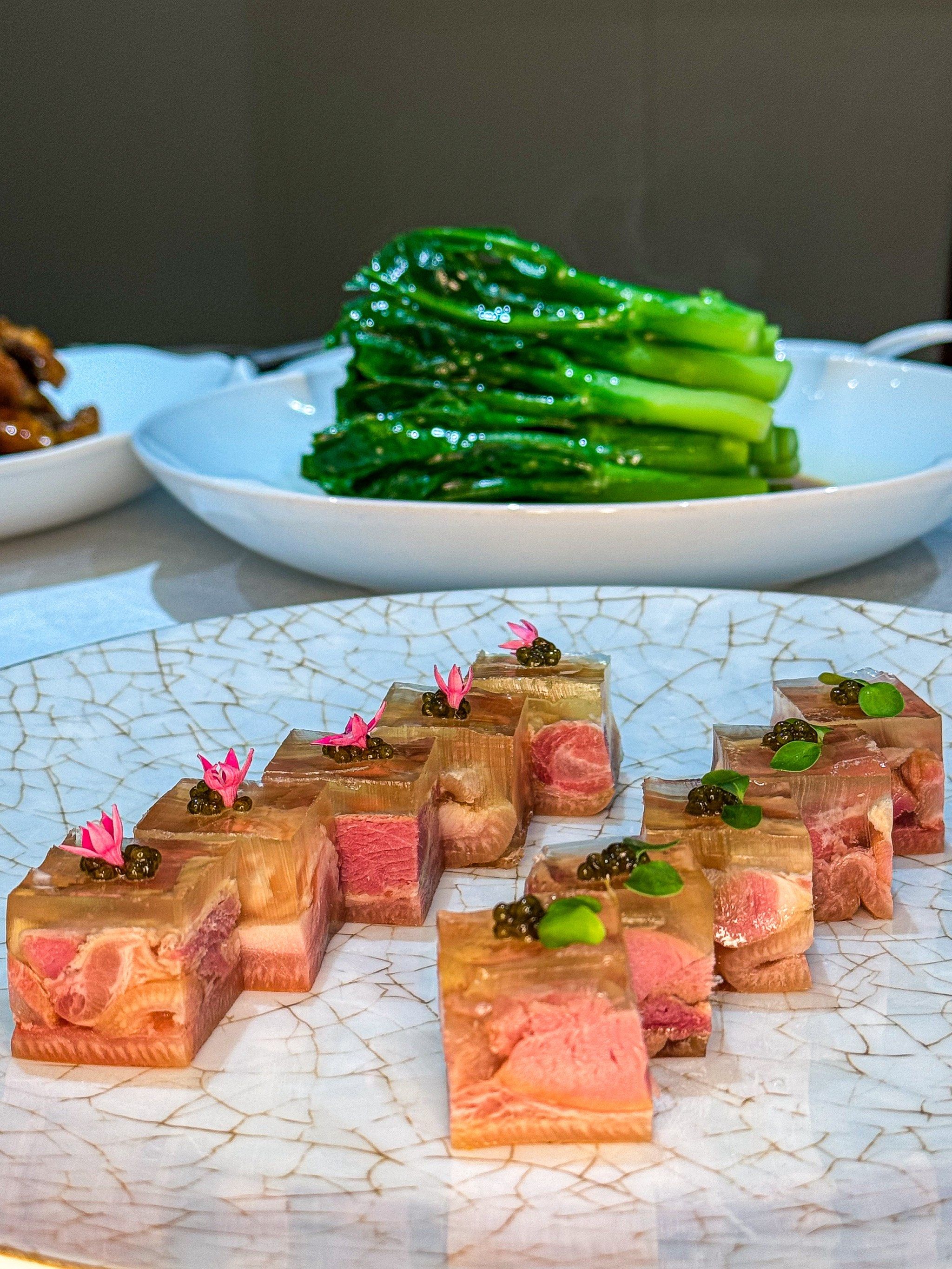 n
9302环境篇
九朝会的装修堪称一绝,新中式风格