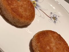 香煎莲藕粉拼虾饼-花城苑广府菜(侨鑫店)