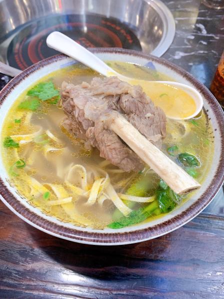 来客户这边出差客户带我来吃的 绝了 这牛骨粉丝汤 超级鲜美的汤底 qq