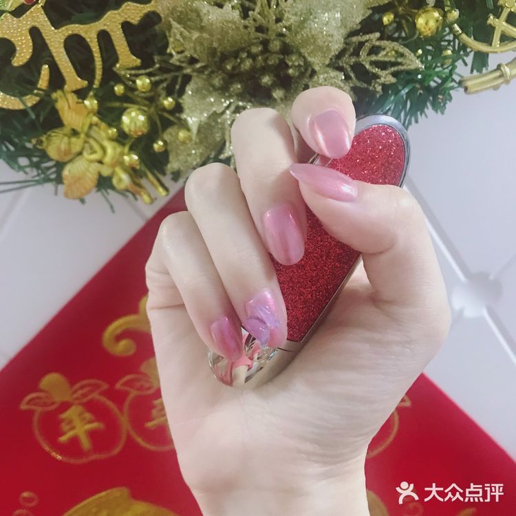 夏天就是要漂亮的美甲呀！极光粉搭配蝴蝶