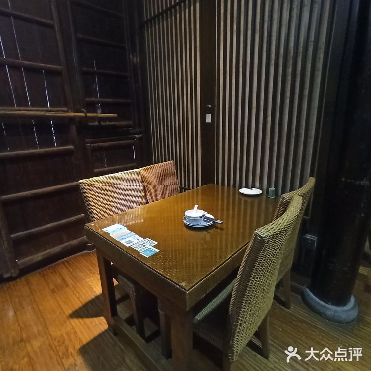 脆炸桑叶是这里的一道特色菜，香脆可口特别好吃