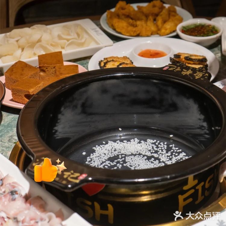 男朋友在火锅店给我煮粥，好感动🥲