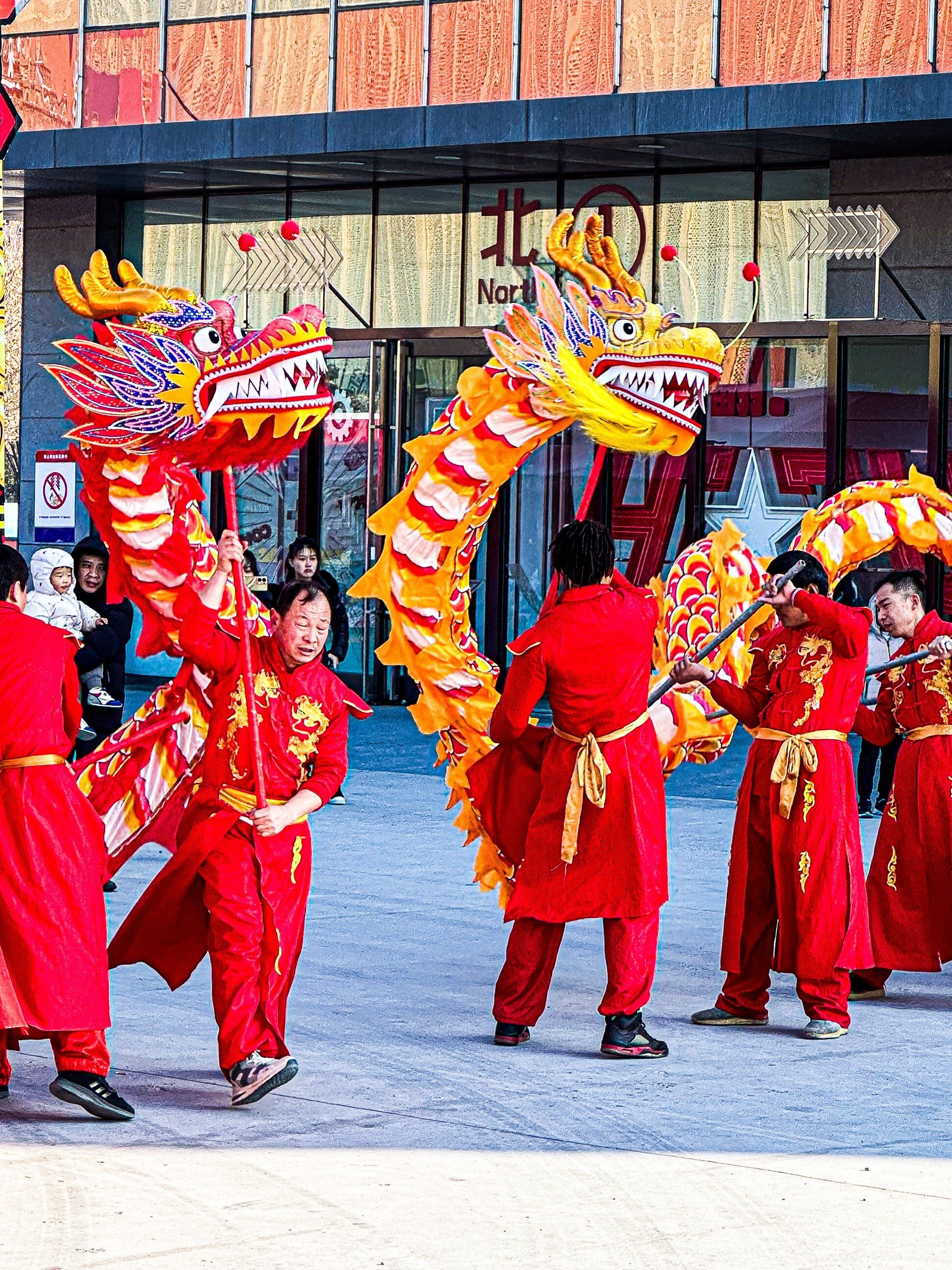 边看舞龙表演边逛吃!