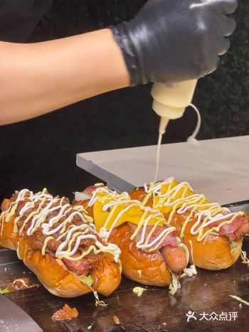 晚上下班能碰到这个路边热狗太难了……