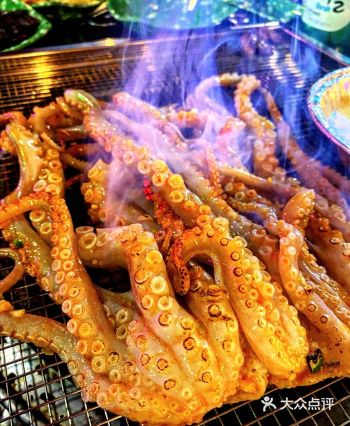 渔港旁的海鲜烧烤摊，烤的都是最鲜活的美味！