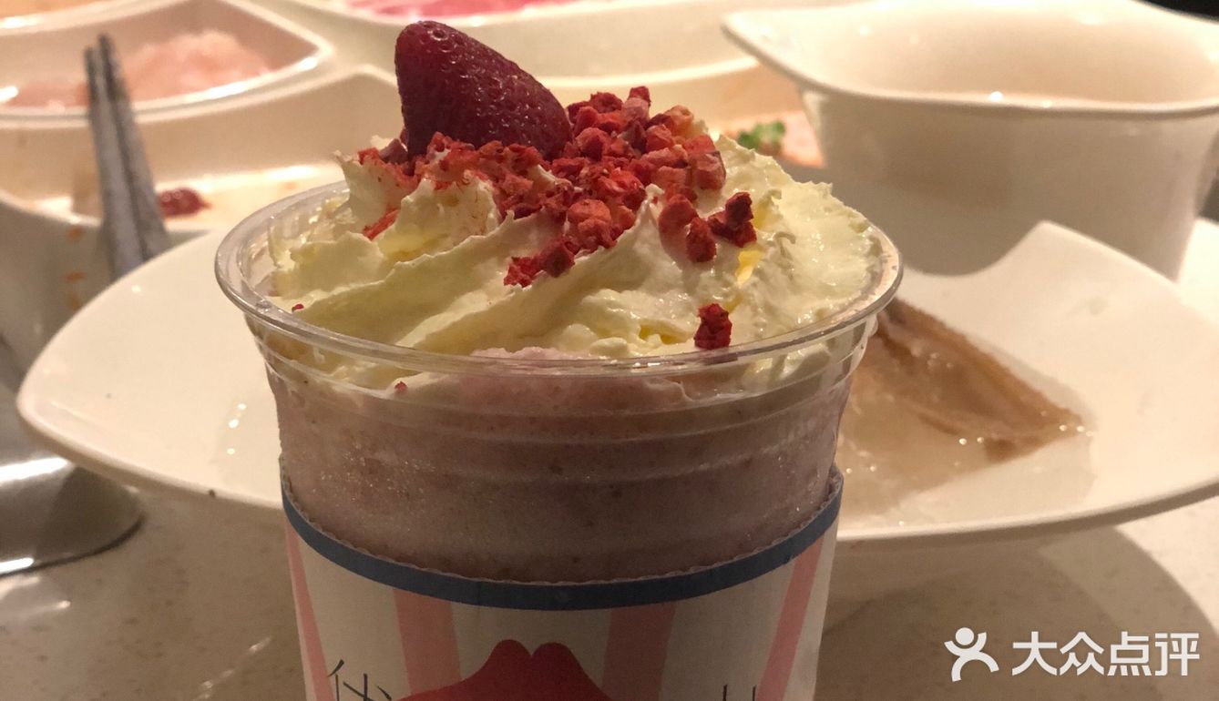 朋友买了两杯草莓明治 用来吃火锅解腻