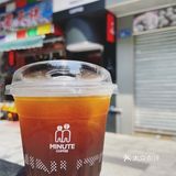 小巧玲瓏的喧囂，七平米的語料，裁剪了多餘的陳詞濫調。