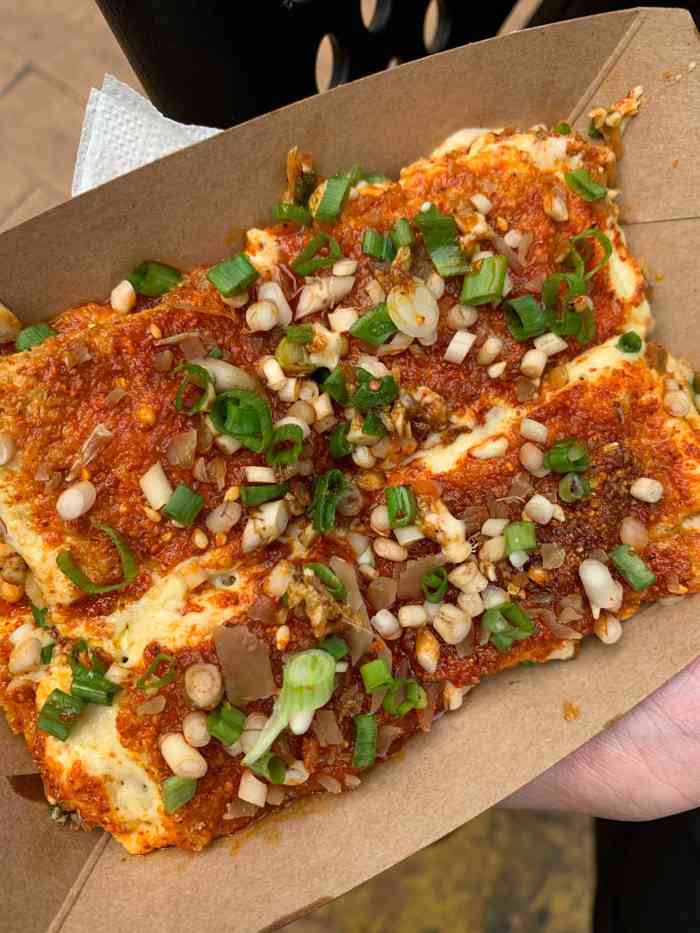 打分    /人 活动摊摊 十块钱一份 包浆豆腐很嫩 两边烤的金黄不错