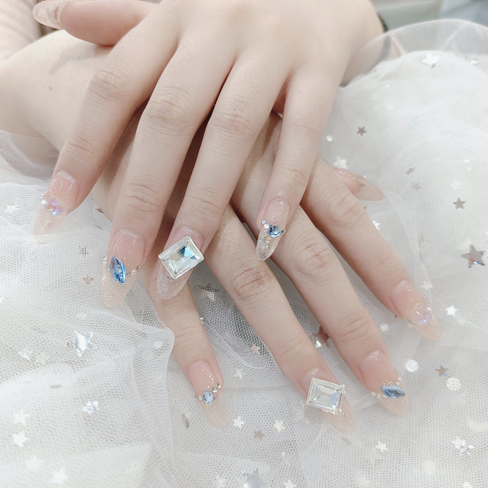 彩色亮片贴钻美甲