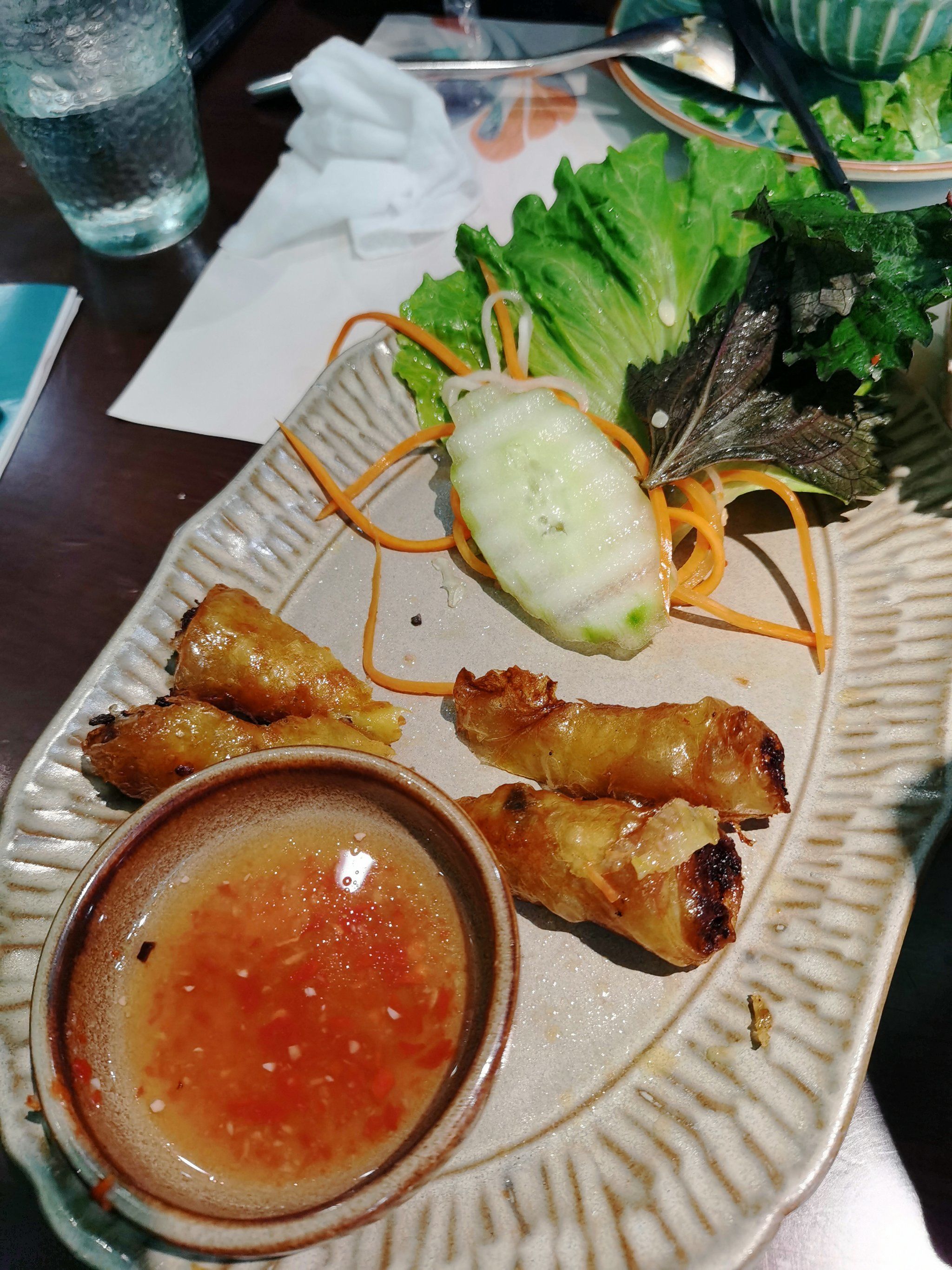 泰国的咖喱味挺不错的咖喱鸡肉很嫩春卷很好吃番茄辣酱被称作鱼露