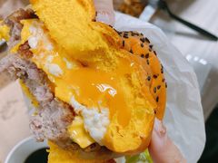 特色牛肉芝士汉堡-LO CALCOW卡路力轻食主义餐厅(陆家嘴店)