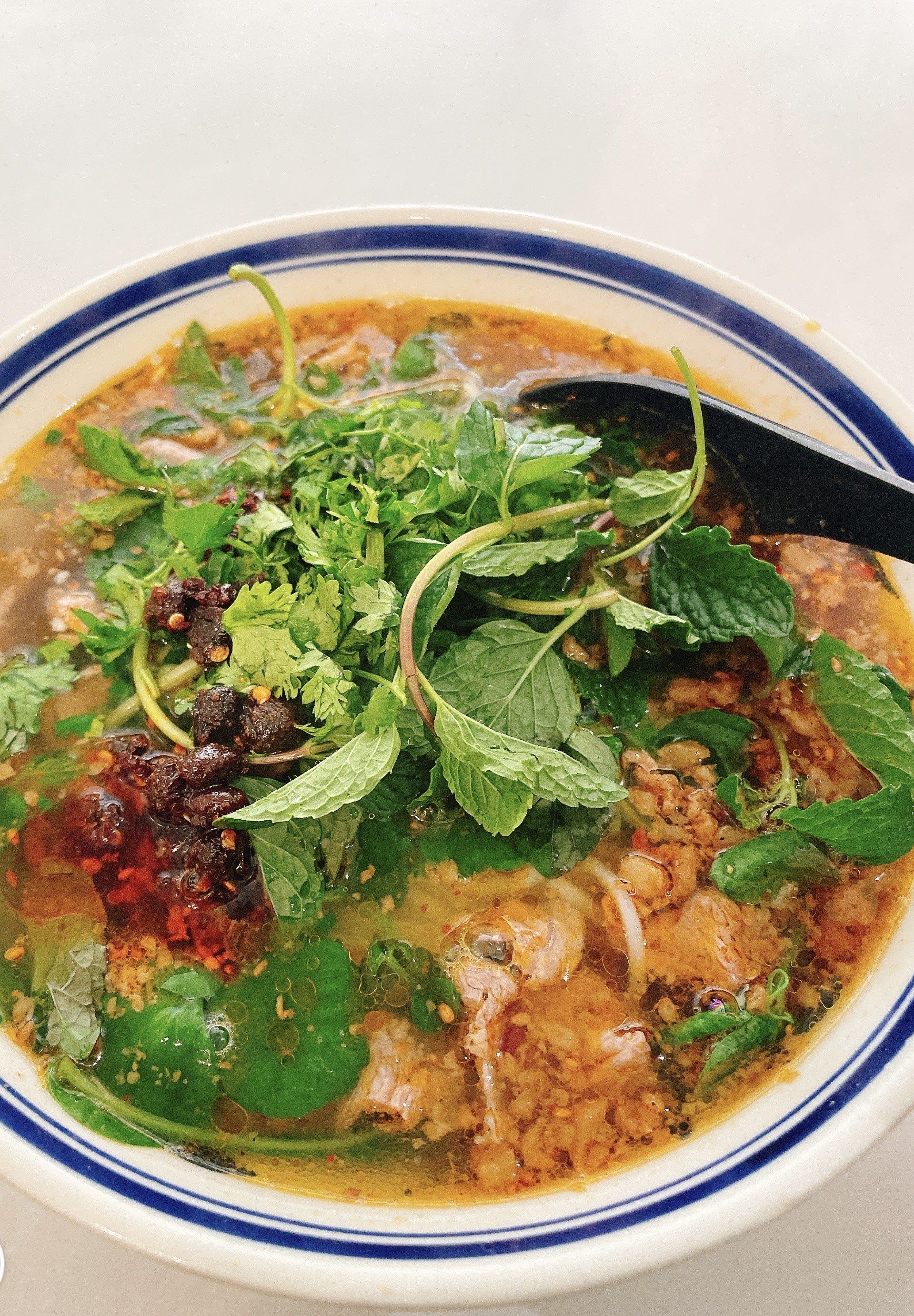 偶然间发现了一家超棒的傣牛撒撇米线馆,直接被狠狠拿捏住了!