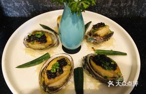 Steamed 8-Head Abalone with Garlic and Vermicelli