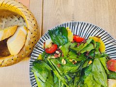 暖菠菜沙拉配伊比利亚火腿丁-Golden Lily河内巴黎法越料理餐厅(建国西路店)