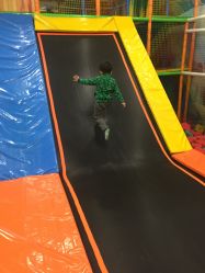 -维佳童话镇演出现场(徐东店)
